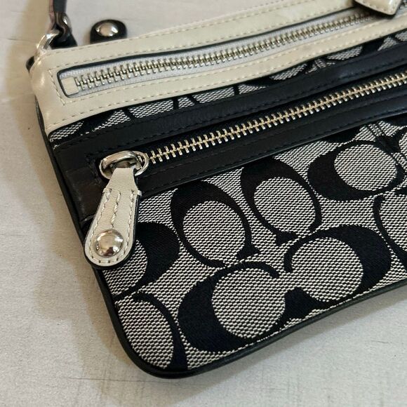 COACH Large Wristlet w /Keychain - Picture 2 of 7